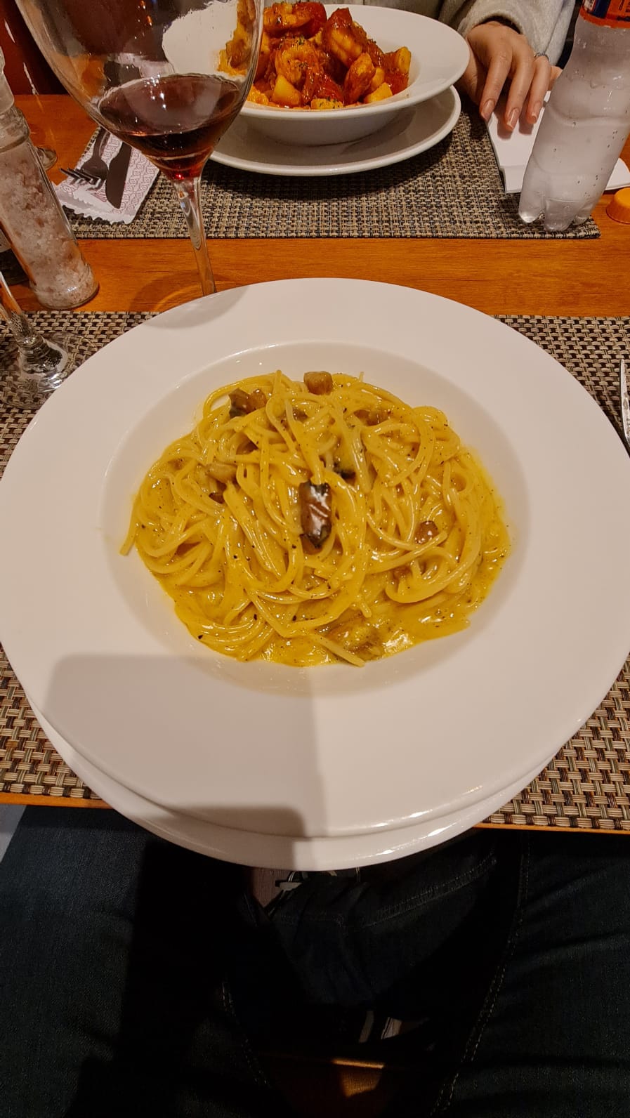 Est! Est!! Est!!! Alphaville: carbonara e tiramisù além do eixo central