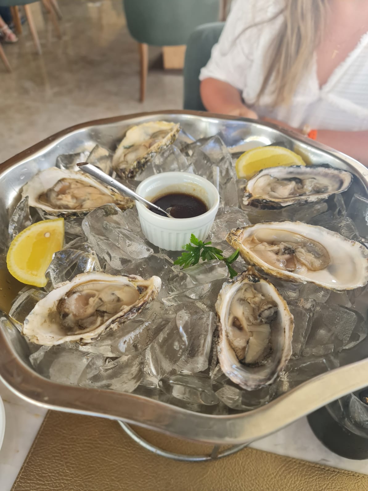 Mistura Contorno: ostras beirando a perfeição e moqueca no dendê