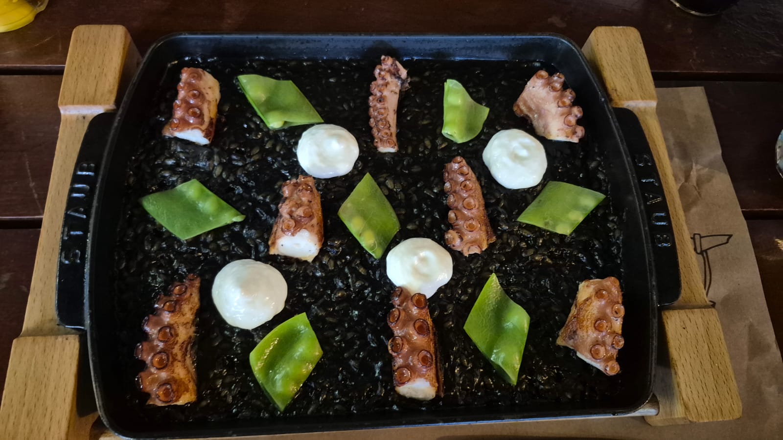 Tanit: arroz negro e polvo — geometria e mar