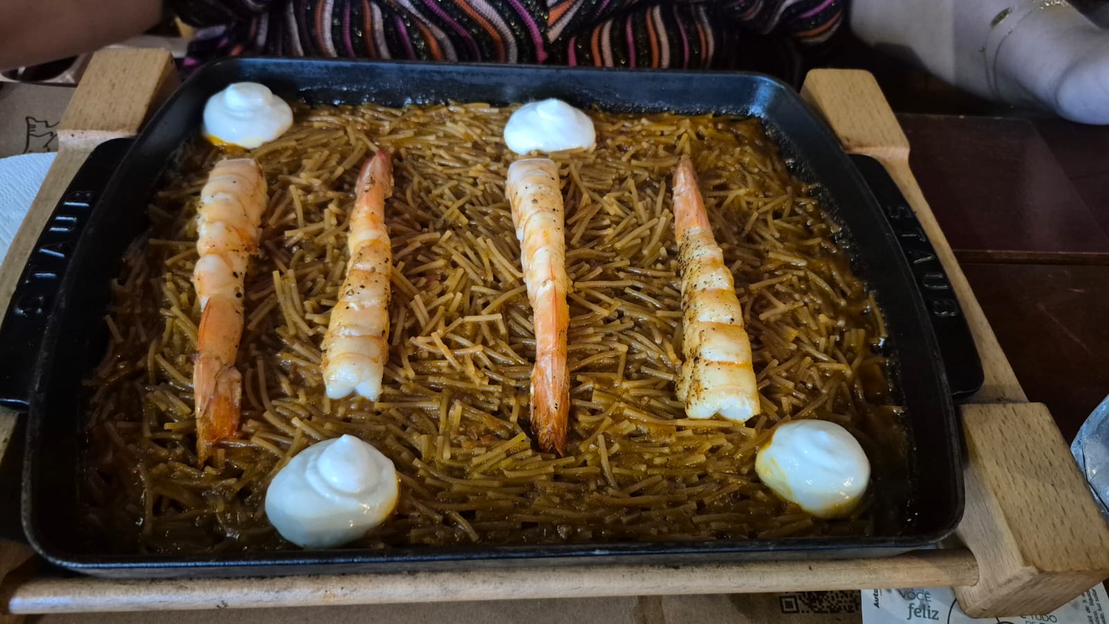 Tanit: fideuà de camarões e o macarrão que aprendeu a ser arroz